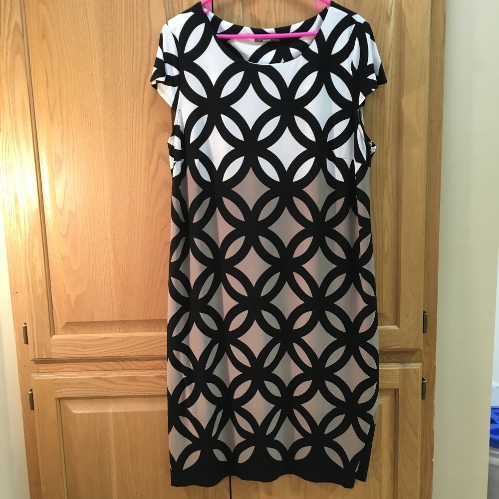 Roz & Ali Black and White Geometric Midi Dress